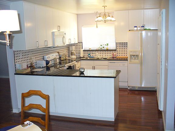 Kitchen 10'6"x10'1"