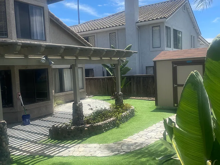 1279 Vera Cruz — Photo 2