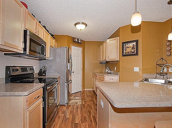 5th image of 19372 Claremont Dr