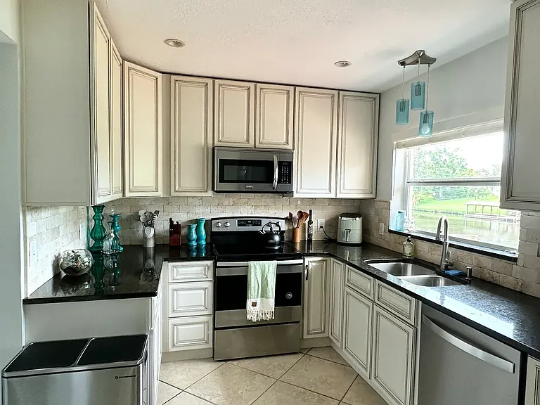 589 Hillside Ct — Photo 4