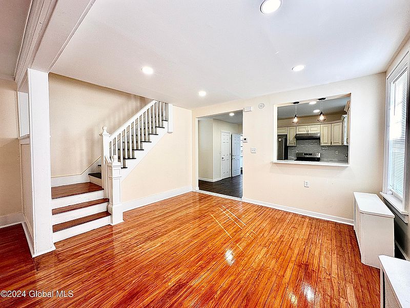 4th image of 52 Glendale Avenue