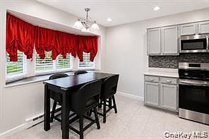 5th image of 7 Roundtree Ct
