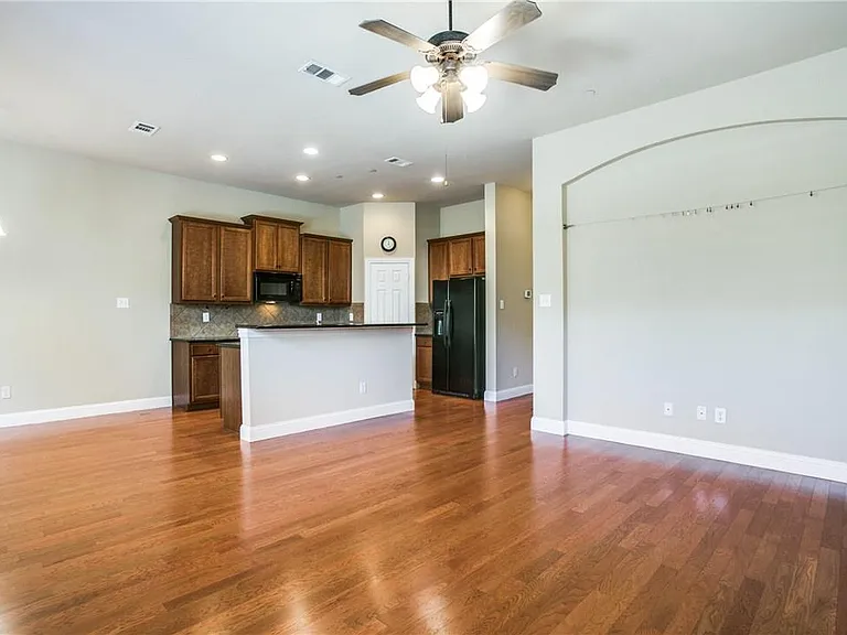 8613 Empire Blvd — Photo 1