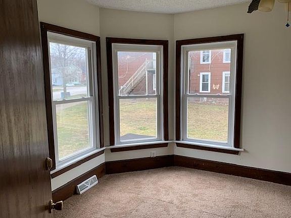4th image of 942 Brown Ave #1