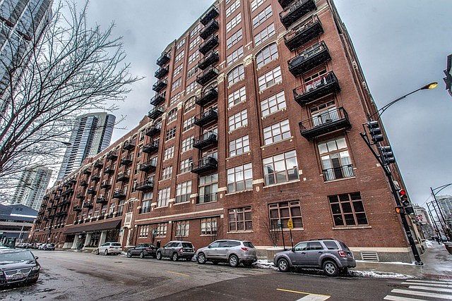 1st image of 360 W Illinois St APT 10A