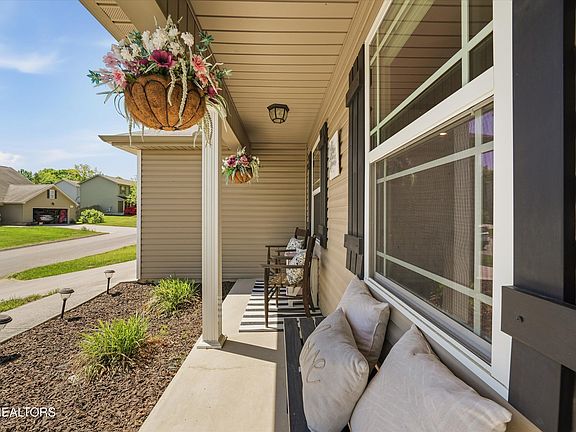 2nd image of 9523 Honeydew Ln