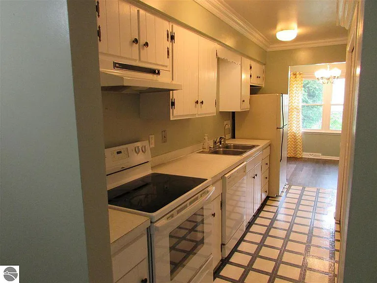 252 N Frost Dr — Photo 5