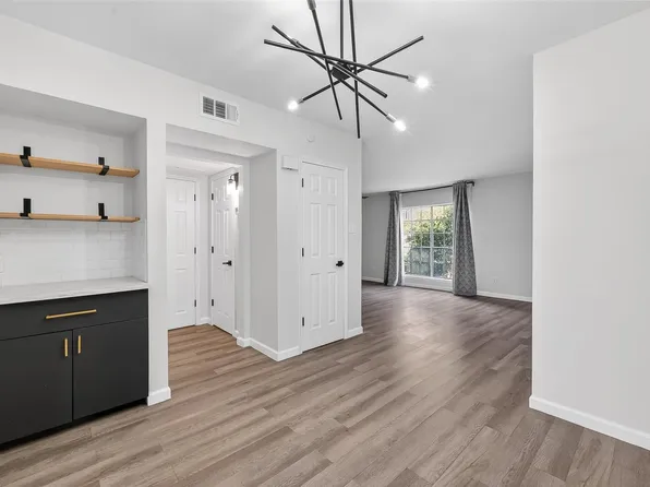 1811 Stoney Brook Dr #91, Houston, TX 77063