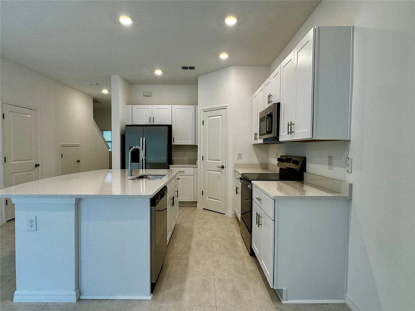 3 bed, 2.5 bath, 1373 sqft, $1,900 — Photo 3