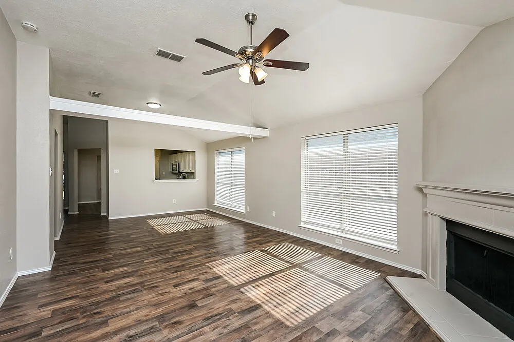 3 bed, 2.0 bath, 1433 sqft, $1,910 — Photo 4
