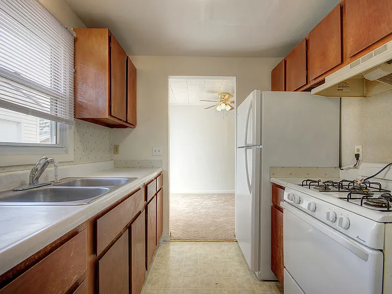 1008 Crescent Dr — Photo 3