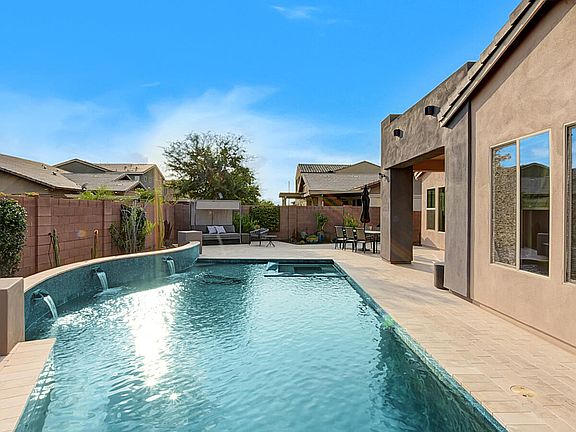5th image of 3279 E Orleans Dr