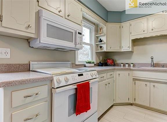 5th image of 109 E 85th St