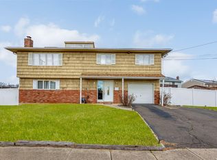 84 Shore Rd, Lindenhurst, NY 11757