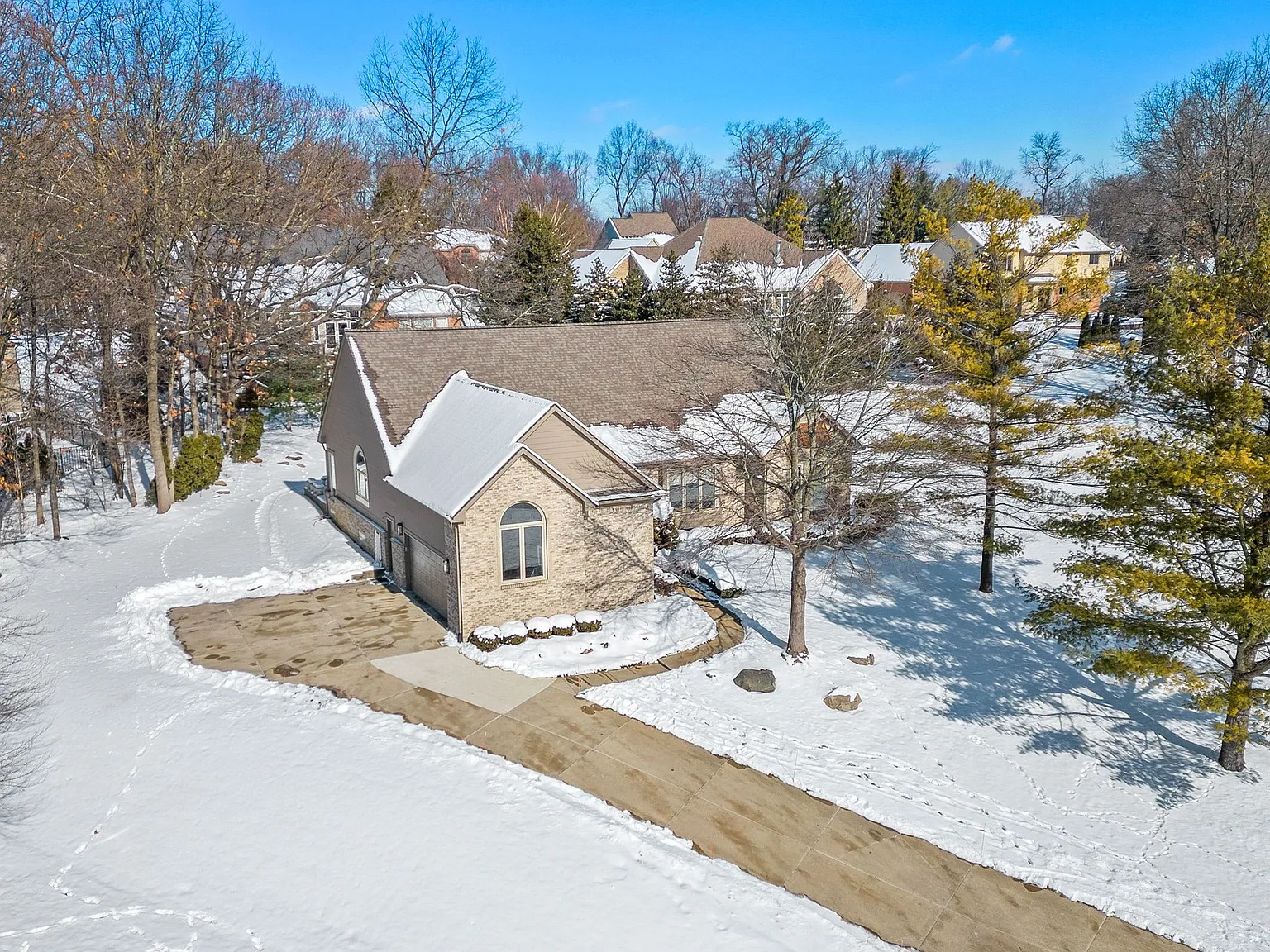 650 Plainfield Dr photo 1