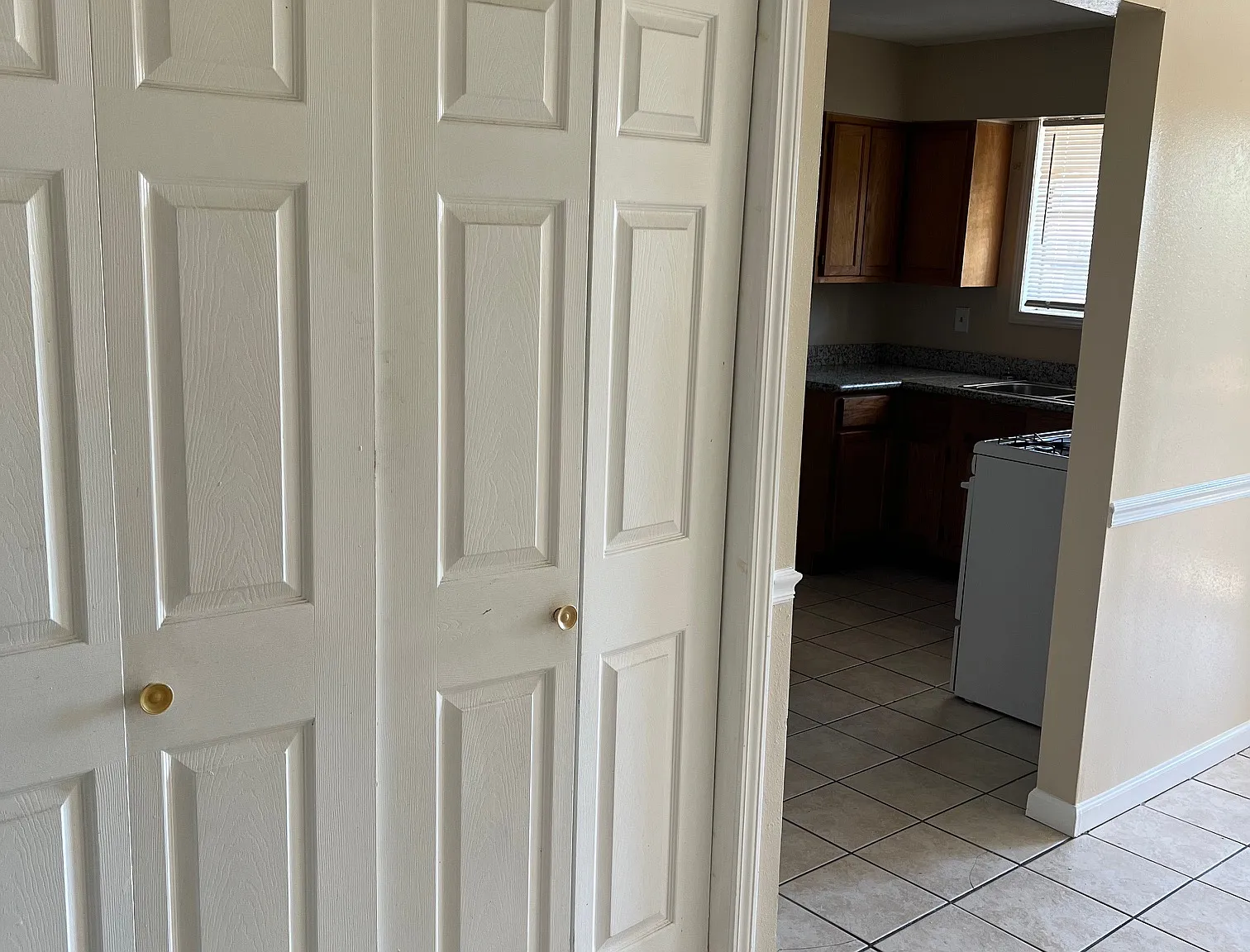2 bed, 900 sqft, $1,100 — Photo 3