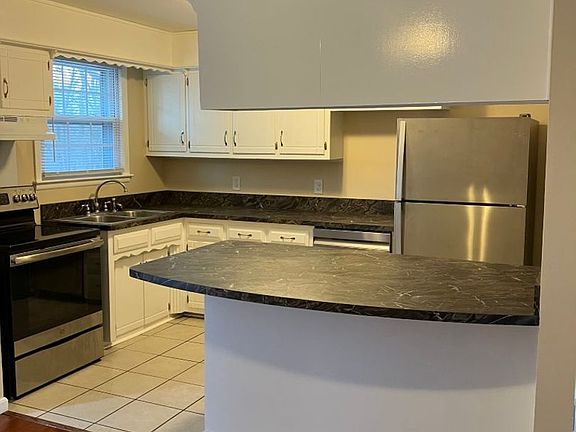 3rd image of 325 Honeyhill Dr