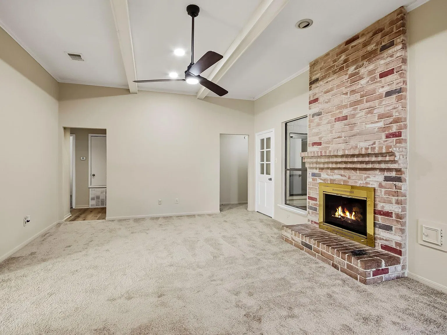 3 bed, 2.0 bath, 2385 sqft, $1,925 — Photo 4