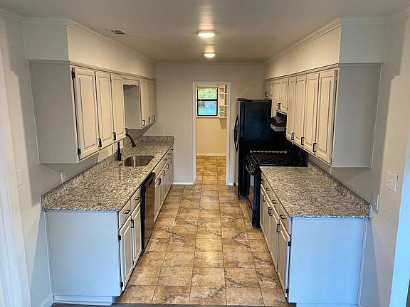 5th image of 1302 N Carriage Way