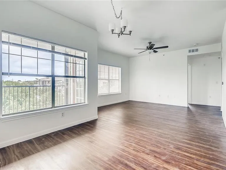 2320 Gracy Farms Ln — Photo 4