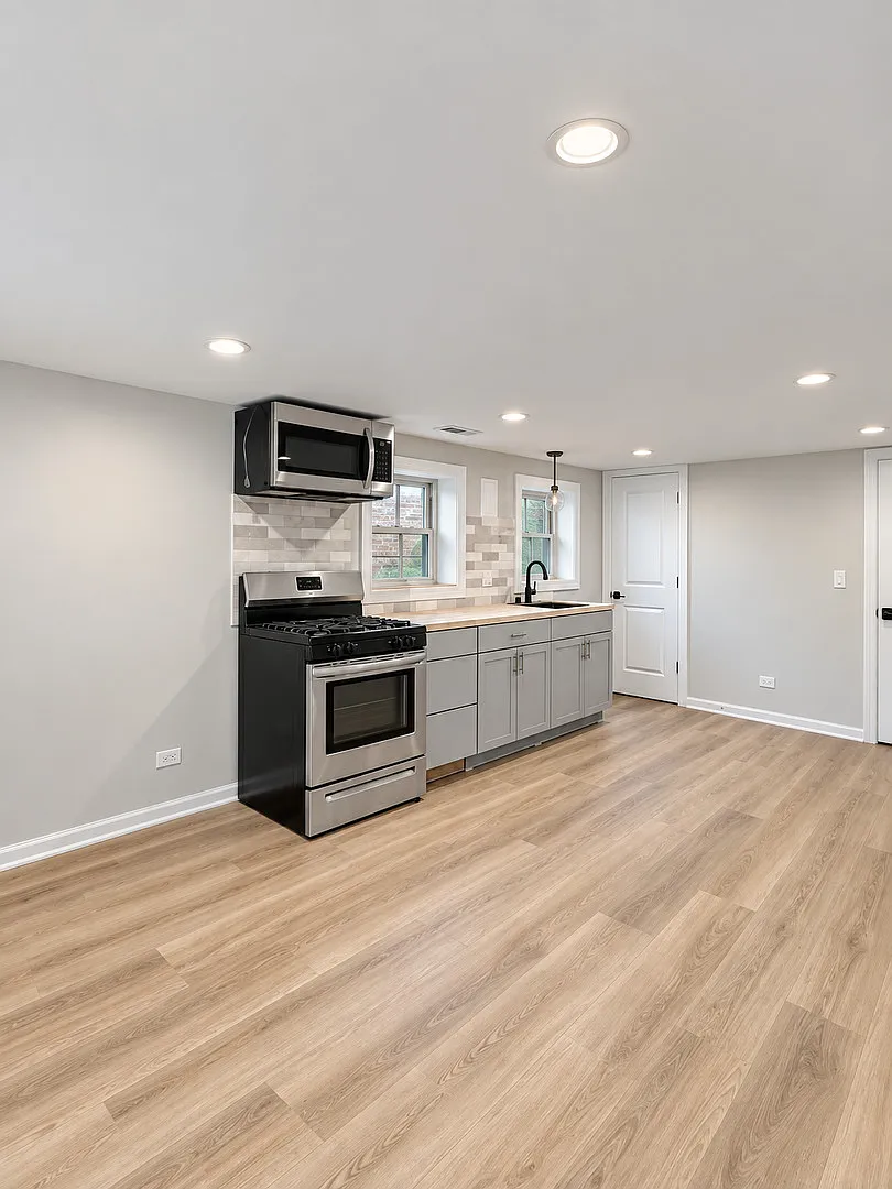 2 bed, 920 sqft, $2,200 — Photo 2