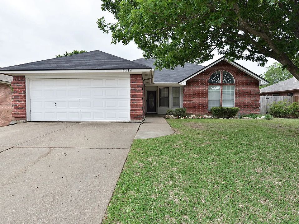 Front view of 6336 Ripple Springs Dr _ charming single-family rental in Watauga with 2-car garage, and a spacious front yard.
