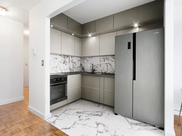 1991 Broadway image 3 of 4