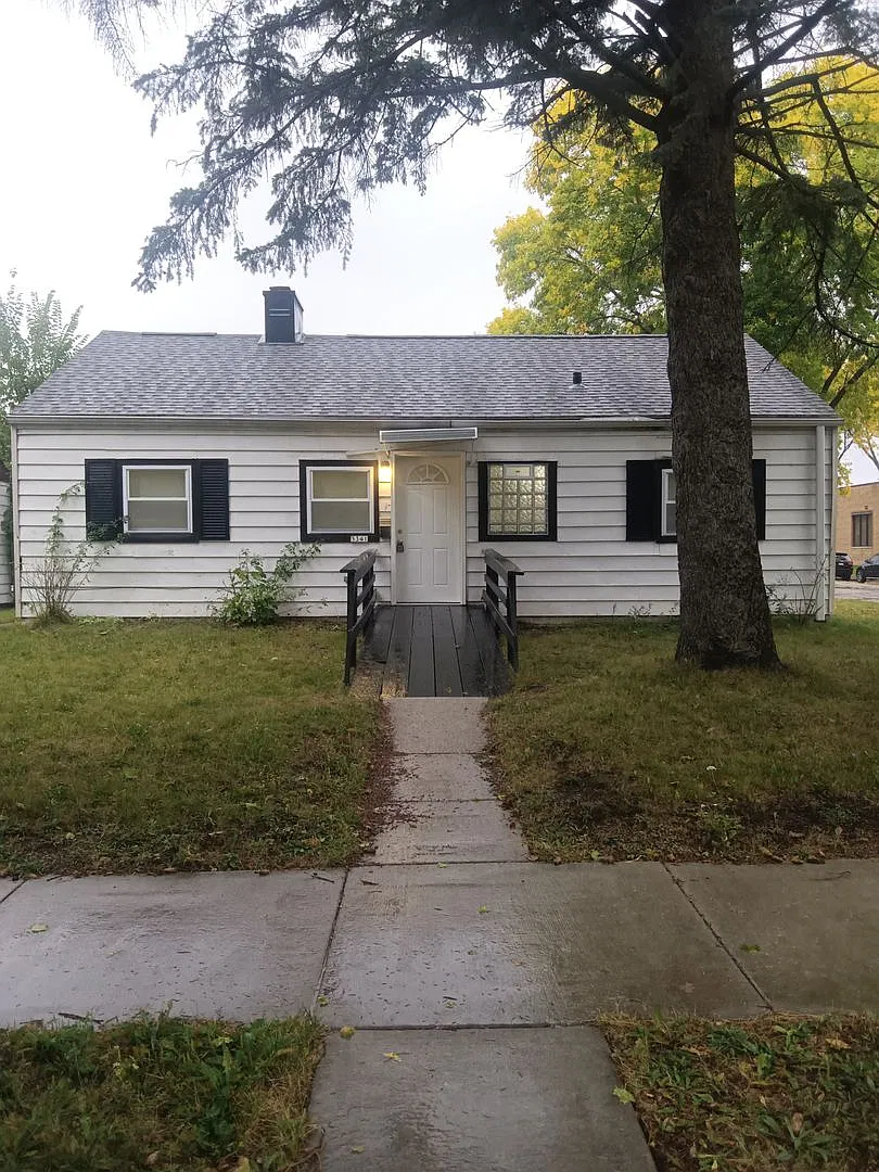 3 bedroom single family home with detached garage — Photo 1