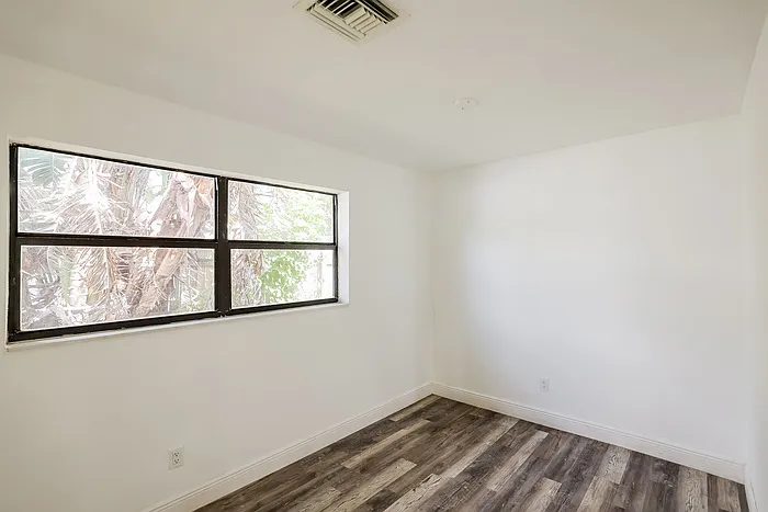 730 NW 18th St — Photo 13