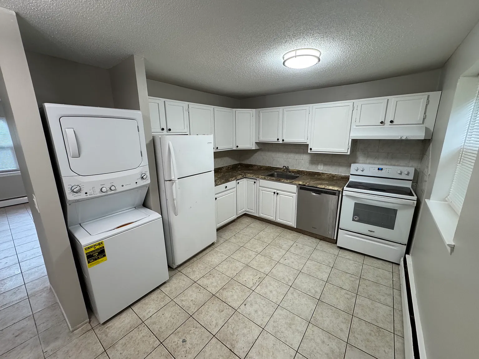2 bed, 845 sqft, $1,550 — Photo 2