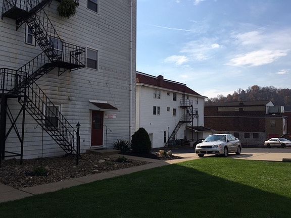 Building Exterior/Parking