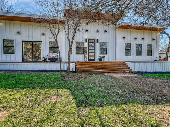 156 County Road 226, Falls City, TX 78113