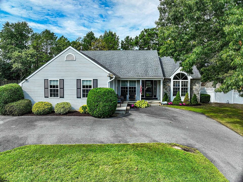 1st image of 132 Rochelle Ln