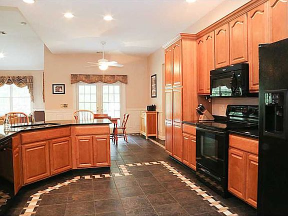 4th image of 4 Woodmansee Ct