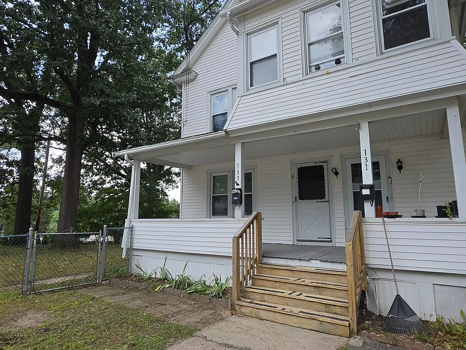 131 College St #1