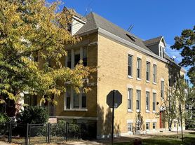 2835 N Damen Ave