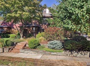 33 Pomander Walk, Ridgewood, NJ 07450