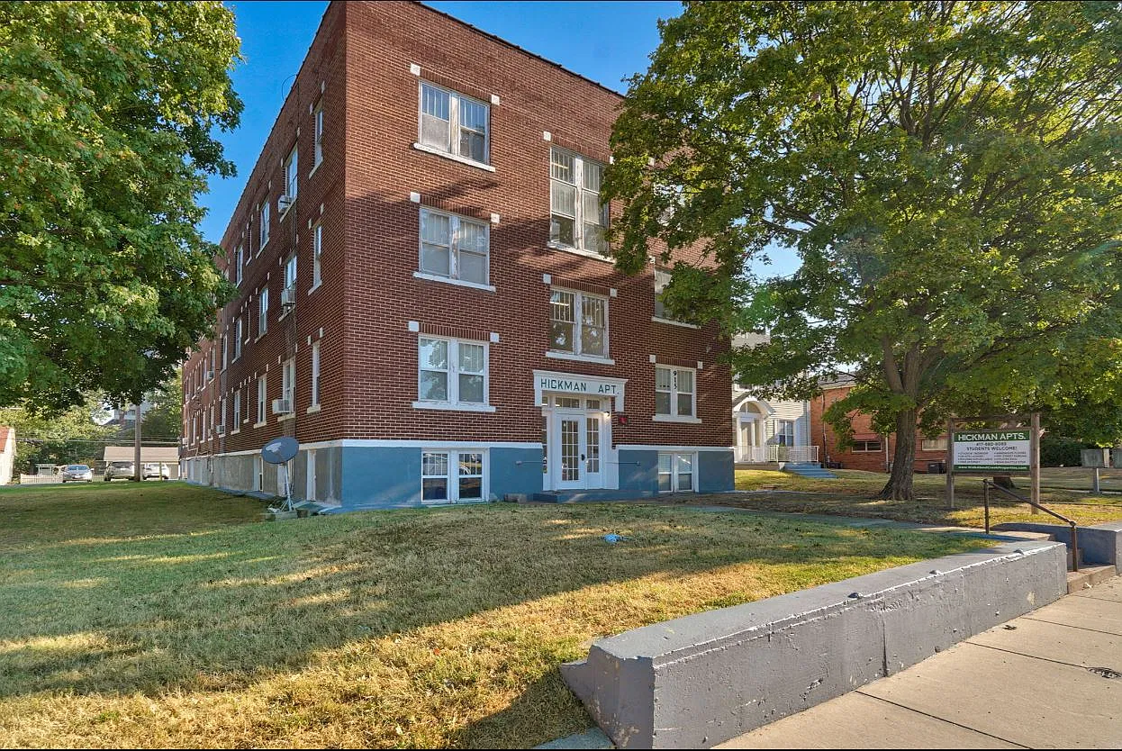 Hickman Plaza Apartments / 915 E. Elm Street — Photo 1