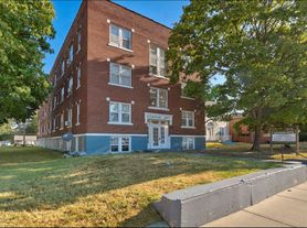 Hickman Plaza Apartments / 915 E. Elm Street