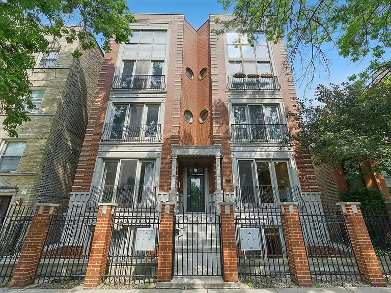 943 N Leavitt St — Photo 2