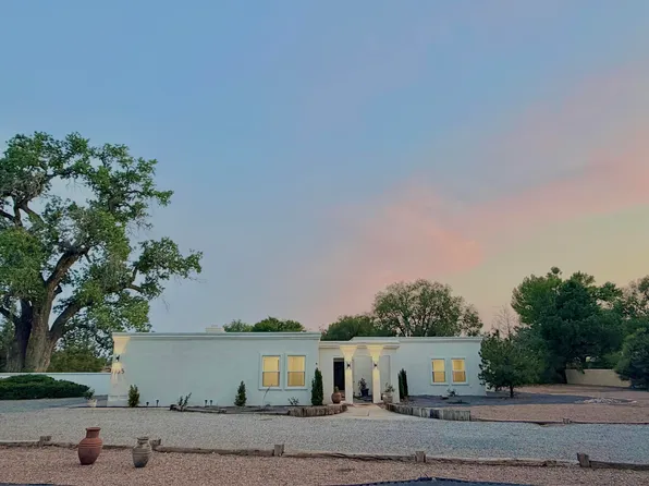 1105 Salamanca St NW, Los Ranchos De Albuquerque, NM 87107