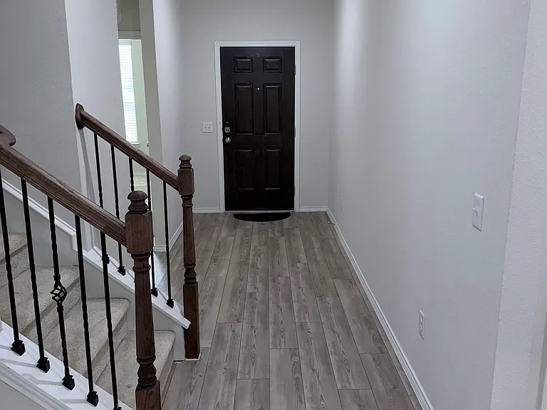 700 Goldenrod Ln — Photo 2