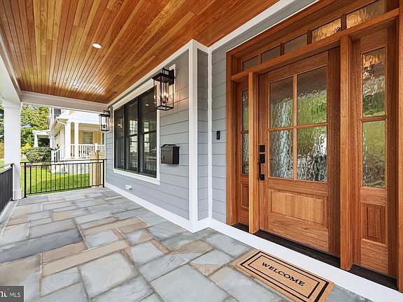 2nd image of 10207 Parkwood Dr
