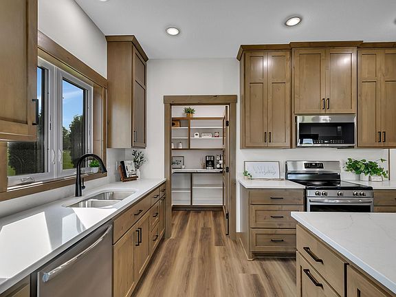 5th image of 1325 Iris Ln