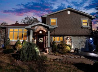 4 Fairview Ln, Plainview, NY 11803