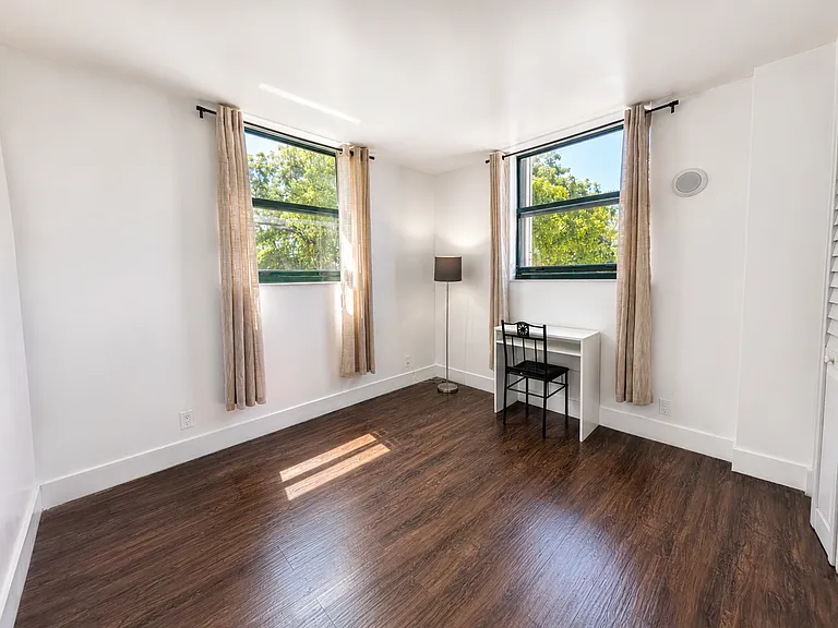 546 SW 1st St #204 — Photo 4
