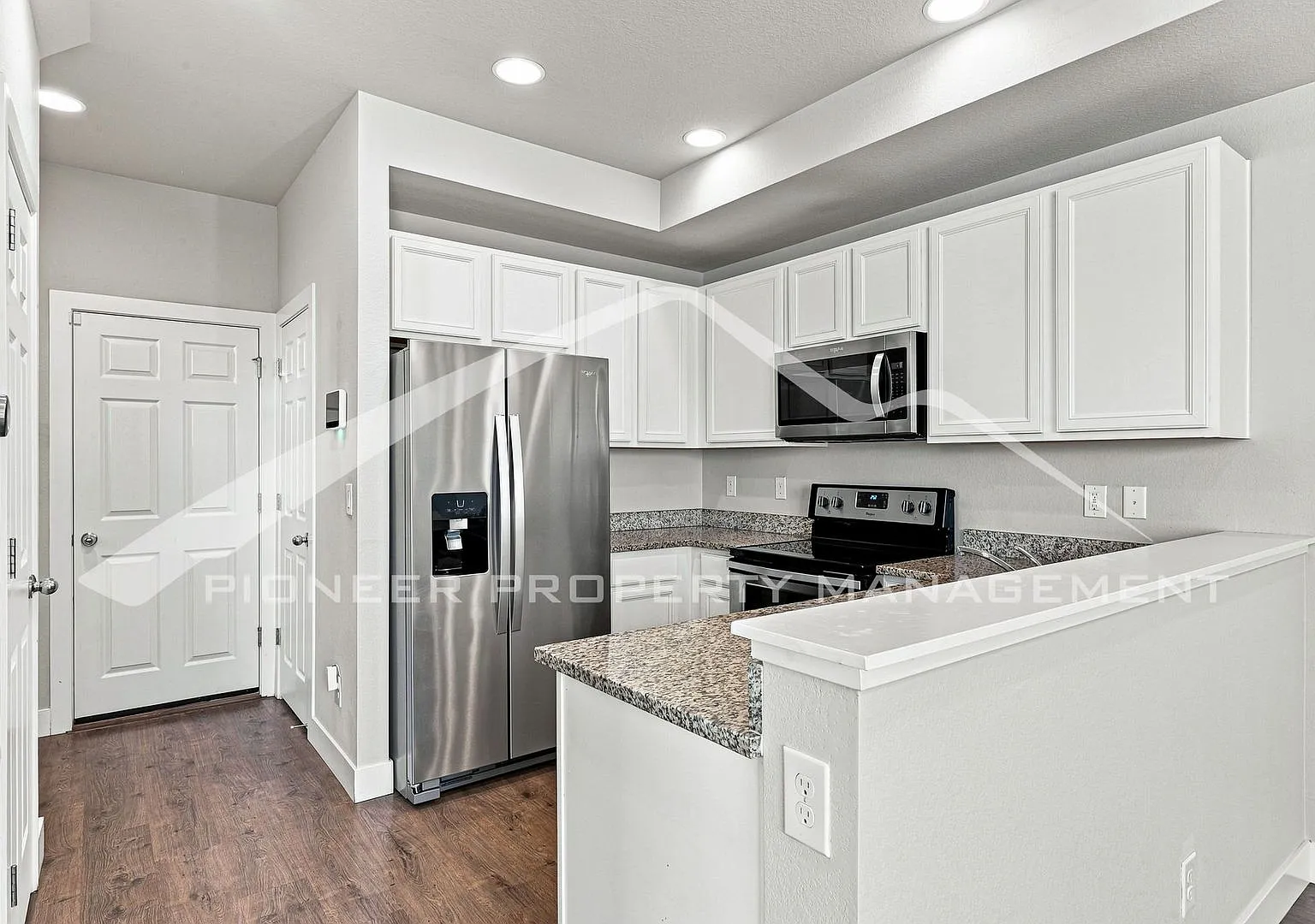 Spacious Townhouse with Washer/Dryer and 2-Car Garage — Photo 4