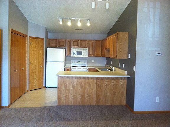 3rd image of 90 Circle Dr APT 10