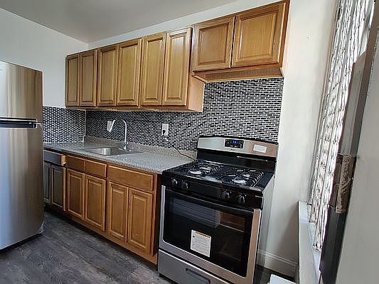 2nd image of 932 Bronx Park S APT 5A