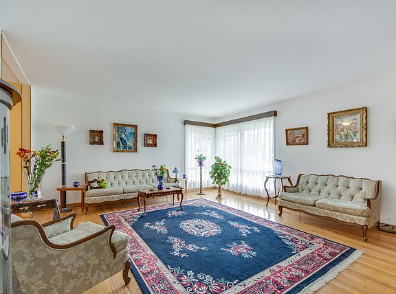 5th image of 220 Lilac Ln